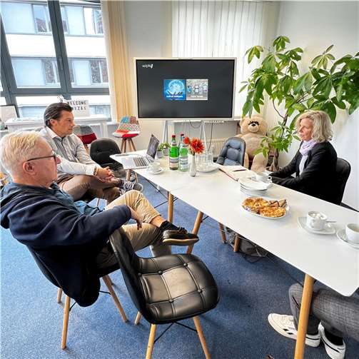 Dr. Anna Köbberling bei der WizAI Solutions GmbH, im Vordergrund Prof. Uli Fuhrbach, neben ihm Markus Maron.  Quelle: Büro von Dr. Anna Köbberling
