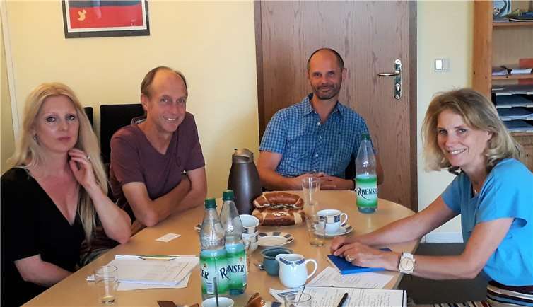 Dr. Anna Köbberling im Gespräch mit den Sozialberatern von Pro Familia. privat