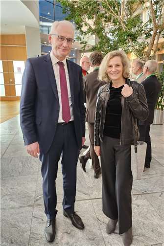 Dr. Anna Köbberling mit Prof. Dr. Karl Stoffel, Präsident der Hochschule Koblenz. Foto: privat