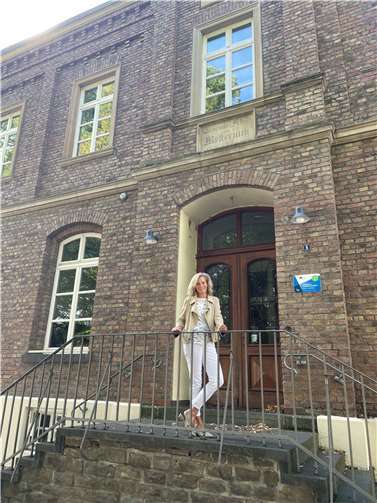 Dr. Anna Köbberling vor der Grundschule Oberdorf. Quelle: Büro von Dr. Anna Köbberling