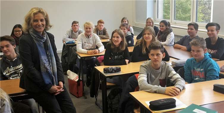 Dr. Anna Köbberling war beeindruckt vom Interesse der gut vorbereiteten Jugendlichen. privat