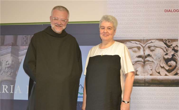 Dr. Annette Gerlach und Dr. Augustinus Sander OSB fassten ihre wissenschaftlichen Ergebnisse zusammen.  E.T. Müller