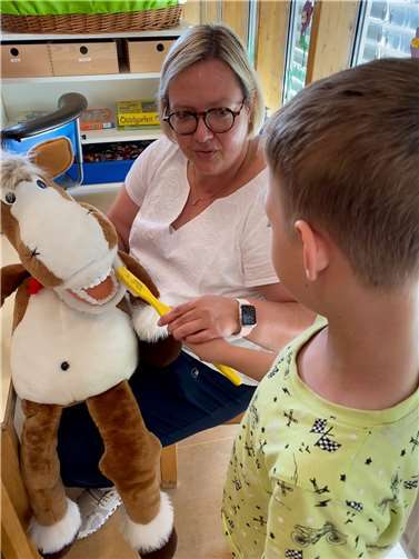 Dr. Annette Wulf zeigte den Kindern, wie man sich die Zähne richtig putzt.  Foto: Dr. Annette Wulf