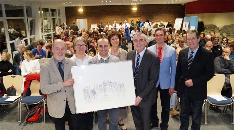 Dr. Ansgar Rieke (3. von rechts) macht sich gemeinsam mit Experten stark, um die Herausforderung im Umgang und in der medizinischen Betreuung von Flüchtlingen anzunehmen. Der syrische Künstler Shadi Nseir (3. von links) verarbeitete seine Flucht in Bildern.privat