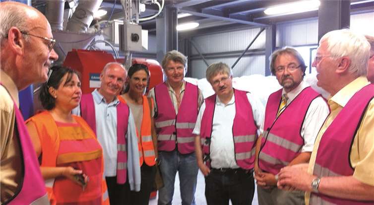 Dr. Antje Eckel (2. v. l.) erläuterte den Liberalen (v. l.) Ernst Eggers, Ulrich van Bebber, Christina Steinheuer, Hellmut Meinhof, Ralf Kössendrup, Dr. Frank Tuchtenhagen und Dr. Jürgen Creutzmann die Betriebsanlagen der Firma.