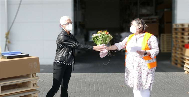 Dr. Antje Eckel (rechts) gratuliert Ingrid Bauschinger zum 25. Dienstjubiläum. Foto: Privat