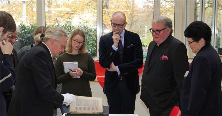 Dr. Armin Schlechter (l.) (LBZ-Abteilung Sammlungen) bei der Präsentation der Handschrift. privat