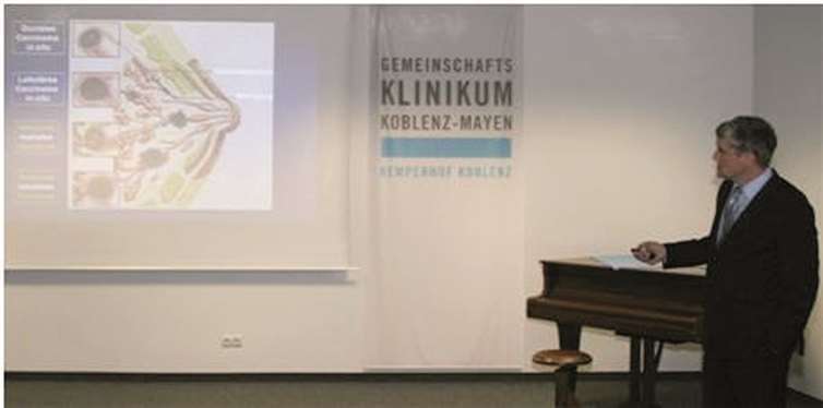 Dr. Arno Franzen, Chefarzt der Klinik für Frauenheilkunde und Geburtshilfe, zeigte den Besuchern verschiedene Krebsstadien und Therapiemöglichkeiten.