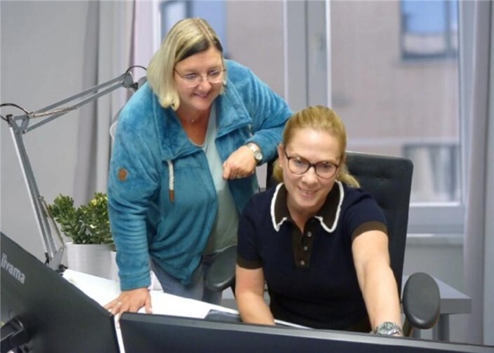 Dr. Astrid Lueg und Pflegeteamleiterin Anthonia Maletzki bereiten sich auf die tägliche Frühbesprechung vor. Foto: BV