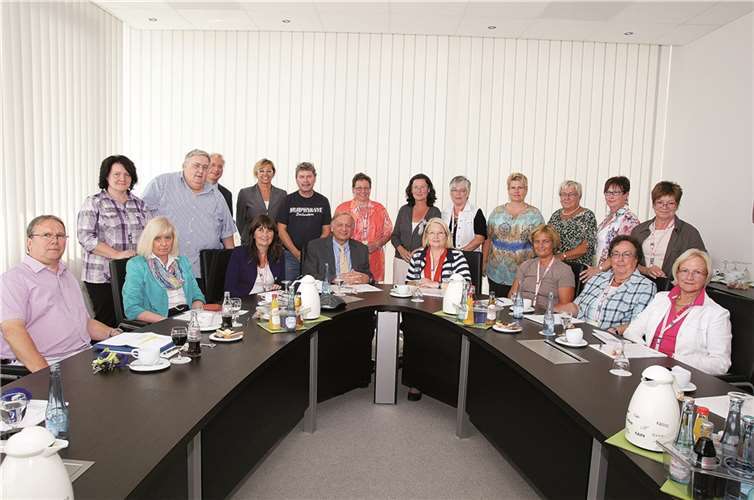 Dr. Axel Kiehnle (Leiter Betriebsärztlicher Dienst), Ortrud Altunkaya (stellv. Leiterin des Kindergartens), Ulrike Wagner (Leiterin Personal- und Sozialwesen), Hermann Pauken (Vorsitzender des Betriebsrats), Dr. Tim Schlange (Vorstand Markt), Klaudia Haczkiewicz (Leiterin Business Development), Mechthild Heil MdB, Uwe Bungarten (stellv. Vorsitzender des Betriebsrates), Prof. Dr. Wolfgang Hartwig (Vorstandsvorsitzender), Ulrike Höfer, Angelika Dortmann, Hedi Thelen MdL, Ulrike Kray, Birgit Krämer, Dr. Ute Stuhlträger, Jutta Kütscher, Renate Dötsch, Christa Gügel, Karin Feldmeier, Ruth Bauchmüller.  Privat