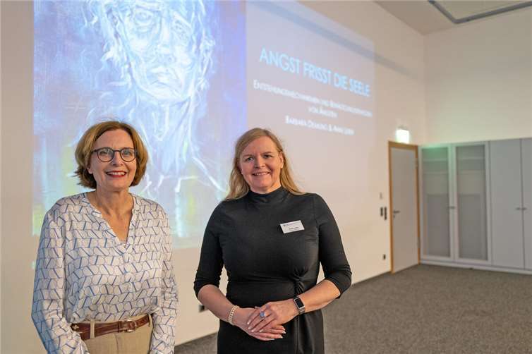 Dr. Barbara Deimling (links) und die leitende Psychologin der RMF, Anne Leber (rechts), referierten zum Thema Angststörungen. Foto: Landeskrankenhaus / Wolfgang Pape