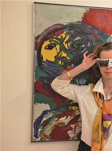 Dr. Beate Reifenscheid vor dem Werk „Köpfe“ von Karel Appel. Helmut Beier