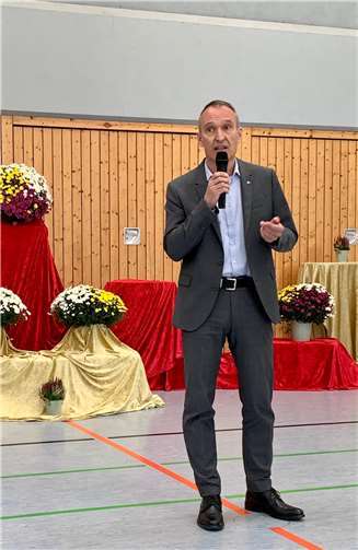 Dr. Bern Geulich, Geschäftsführer der IHK, richtete sich ebenfalls an die Schülerinnen und Schüler.