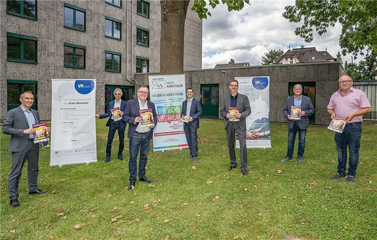 Dr. Bernd Greulich (IHK-Regionalgeschäftsführer), Stefan Gustav (Handwerkskammer Koblenz), Landrat Dr. Jürgen Pföhler, Tino Hackenbruch (Leiter der Kreiswirtschaftsförderung), Alexander Kohnen (IHK-Vizepräsident), Frank Wershofen (Kreishandwerksmeister) und Rolf Genn (Kreislehrlingswart, v.l.) appellieren gemeinsam an Unternehmen, auch in schwierigen Zeiten junge Leute zu Fachkräften auszubilden. Foto: Kreisverwaltung / Bernhard Risse