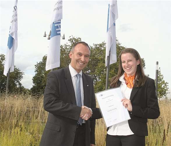 Dr. Bernd Greulich, Leiter der IHK-Bezirksgeschäftsstelle Bad Neuenahr-Ahrweiler, gratulierte Stephanie Mertens. privat