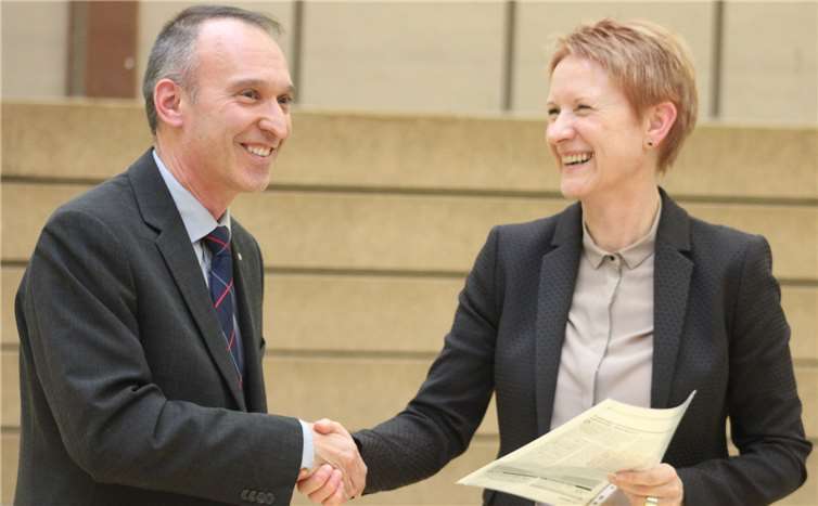 Dr. Bernd Greulich beglückwünschte Adelgunde Kontakis als Vertreter der IHK Koblenz.