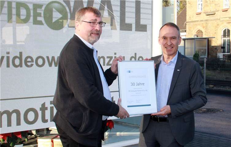 Dr. Bernd Greulich (r.) gratulierte Reiner Stutz (l.) ganz herzlich zur positiven Entwicklung von RS Computer. Foto: Privat