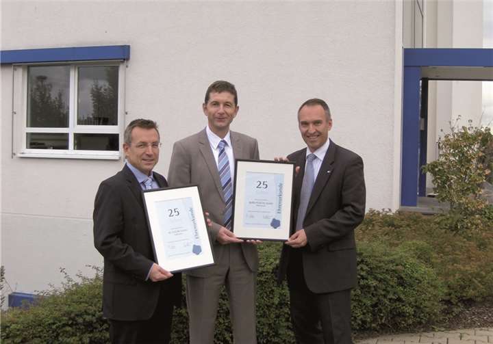 IHK-Urkunden zum 25-jährigen Bestehen Dr. Bernd Greulich (r.) überreicht die IHK-Urkunden an die beiden Geschäftsführer Andreas Stuber (m.) und Dirk Steinbrück (l.). IHK