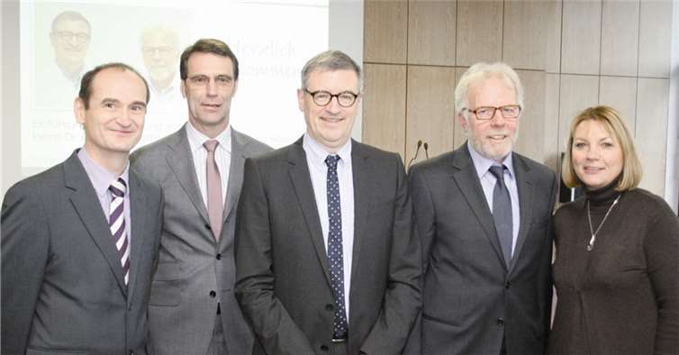Dr. Bernhard Kiemen (2. von rechts) und Dr. Georg Nowak (Bildmitte) wurden am Mittwochnachmittag als Chefärzte der Gefäßchirurgie im Marienhaus Klinikum im Kreis Ahrweiler feierlich in ihr Amt eingeführt. Unser Bild zeigt sie zusammen mit Krankenhausoberin Gaby Frömbgen, dem Ärztlichen Direktor Dr. Josef Spanier (2. von links) und dem neuen Kauf-männischen Direktor Thomas Karls. Heribert Frieling