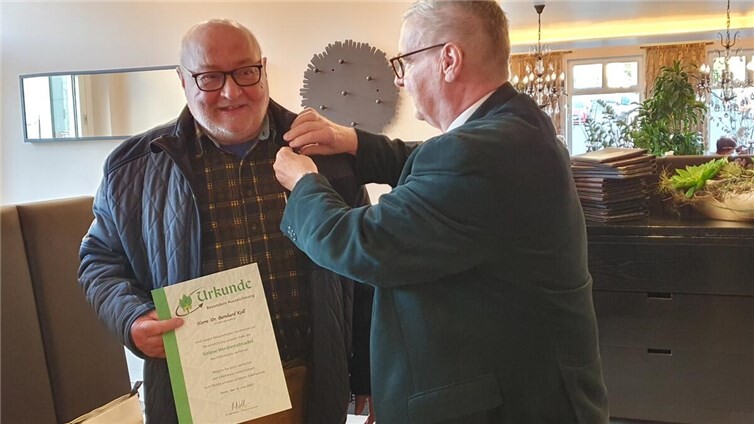 Dr. Bernhard Koll erhält die Verdienstnadel. Foto: Marieluise Pree