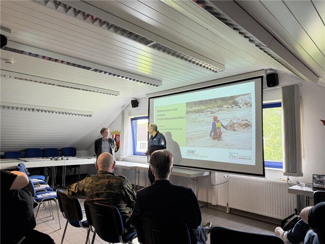 Dr. Bert Droste-Franke und Daniel Gronwald bei der Begrüßung der Gäste.  Foto: ROB