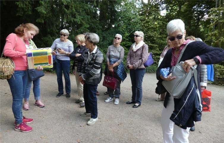 Dr. Birgit Krüger vom Freundeskreis der Flora, wies die Frauen auf besonders schöne Bäume hinFoto: privat