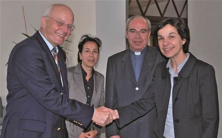 Dr. Birgit Kugel gratuliert dem wiedergewählten Aufsichtsratsvorsitzenden Georg Grabkowsky.Privat