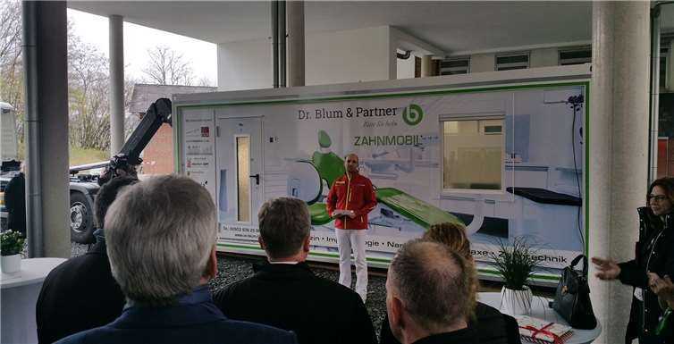 Dr. Blum vor dem Zahnmobil zu Beginn der Einweihung im Wirtschaftshof der Paracelsus-Klinik. Fotos: Dr. Blum & Partner