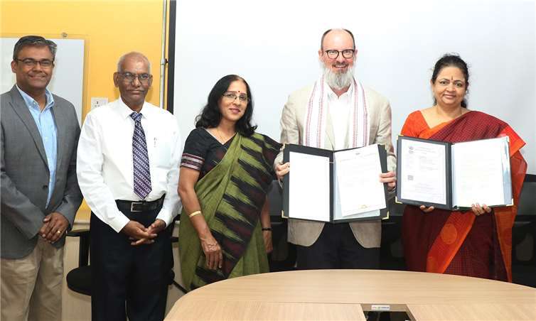 Dr. Borgmann von der Hochschule Koblenz (3.v.r.) bei der feierlichen Unterzeichnung des Partnerschaftsvertrags an der Pondicherry University Ende Februar 2020.Foto: RheinAhrCampus