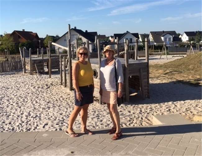 Dr. Brigitte Kuchta und Nicole Deckers-Mülfarth auf dem leeren Spielplatz am Merler Winkel.