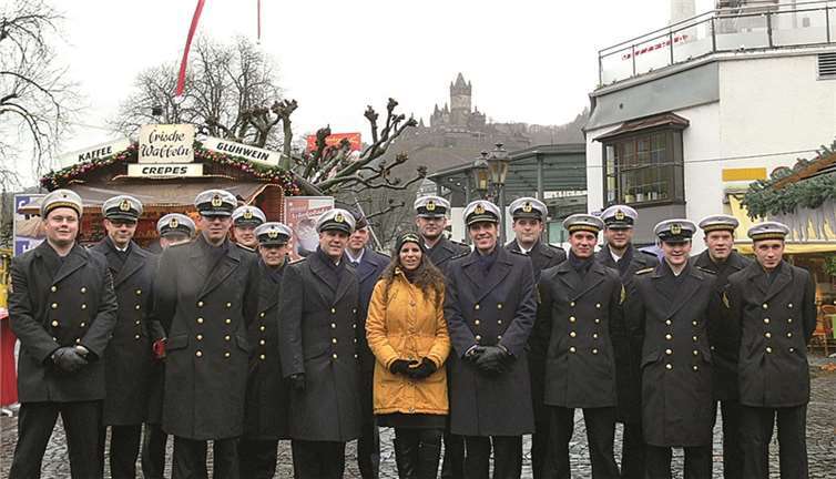 Dr. Carolin Gilbaya, Vorsitzende des Cochemer Freundeskreises Tender „MOSEL“, begrüßte die Mannschaft von Patenstadt-Offizier und Oberleutnant Martin Steinert. TE