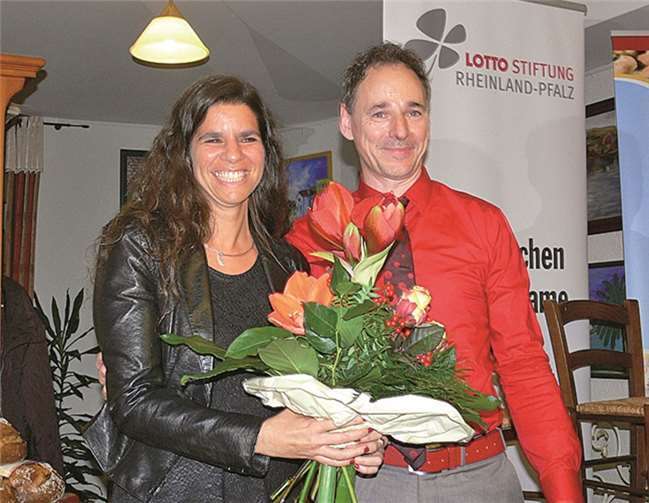 Dr. Carolin Gilbaya ist Siegerin des Krimi-Wettbewerbs. Germania-Geschäftsführer Herbert Budweg gratulierte mit einem Blumenstrauß.