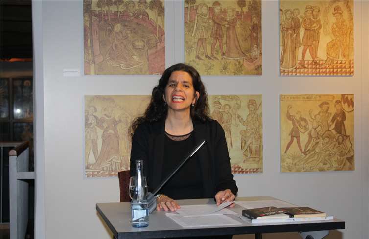 Dr. Carolin Gilbaya stellte die Charaktere detailliert vor, sodass die Zuhörer sich voll und ganz in die Geschichte hineinversetzen konnten. Foto: -TE-