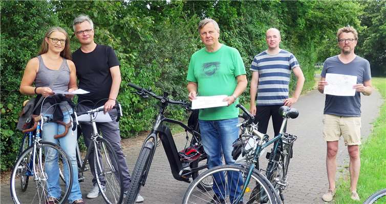 Dr. Carolin Schmidt-Wygasch (Ratsmitglied), Martin Schmidt (Kreissprecher Grüne Koblenz), Dr. Ulrich Kleemann (Ratsmitglied), Gregor Höblich (Vorstand Grüne Koblenz) und Carl-Bernhard von Heusinger (Fraktionsvorsitzender) bei einem Ortstermin. Foto: privat