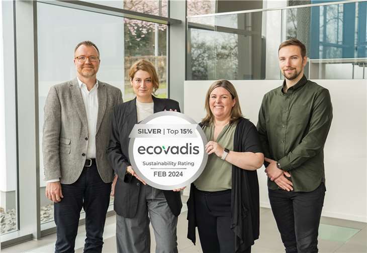 Dr. Carsten Herzhoff (COO Lohmann) mit dem Team Sustainabilty: Katharina Candia Avendaño (Head of Sustainability), Bonnie Latour-Krug (Assistant Sustainability) und Oliver Sombrey (Sustainability Manager) im Lohmann TEC-Center Neuwied  Foto: Lohmann GmbH & Co. KG