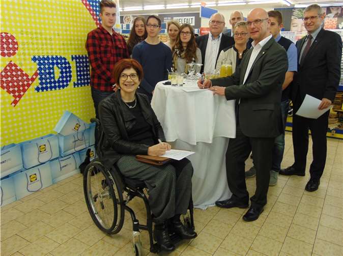 Dr. Charlotte Ebenig, Schulleiterin der IGS Maifeld, und Bernd Karbach, Ausbildungsleiter Lidl Vertriebs-GmbH & Co. KG, unterzeichneten die Kooperationsvereinbarung zur neuen Schulpatenschaft.BES