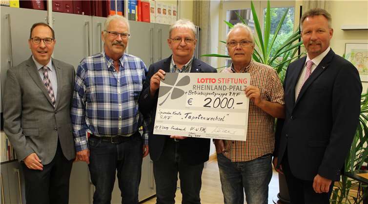 Dr. Christian Bamberg (Chefarzt Neurologie), Wolfgang Kissel (Betriebssportgruppe RMF),Karlheinz Saage (Heimdirektor),Hans-Werner Bartz (Betriebssportgruppe RMF)und Dr. Thorsten Junkermann (kaufmännischer Direktor) bei der Übergabe des Schecks. Foto: privat