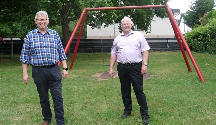 Dr. Christian Böse und Joachim Euler auf dem Spielplatz am Wiedring. Foto: privat