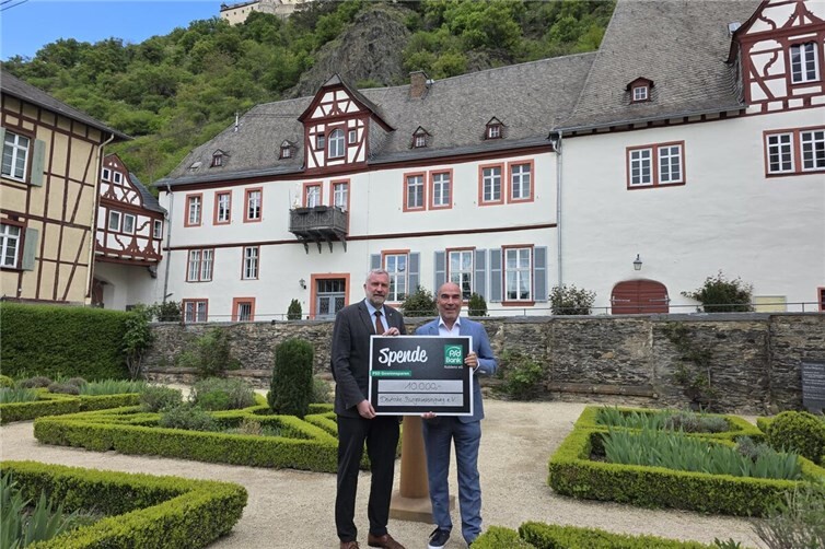 Dr. Christian Karl Frey, Direktor des EBI und Björn Engelmann, Vorstand der PSD Bank bei der Übergabe der Spende