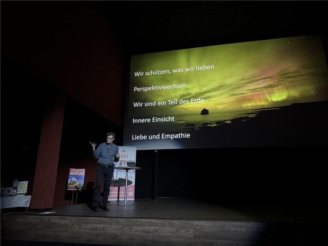 Dr. Christian Klepp nimmt seine Zuhörer mit auf eine Reise zwischen Geowissenschaften und Kunst.