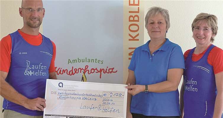 Dr. Christof Knebel (l.) und Ute Simon-Adorf (r.) überreichten den Spendenscheck. privat
