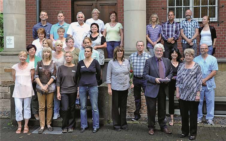 Dr. Christoph Smolenski ehrte langjährige Mitarbeiter. FIX