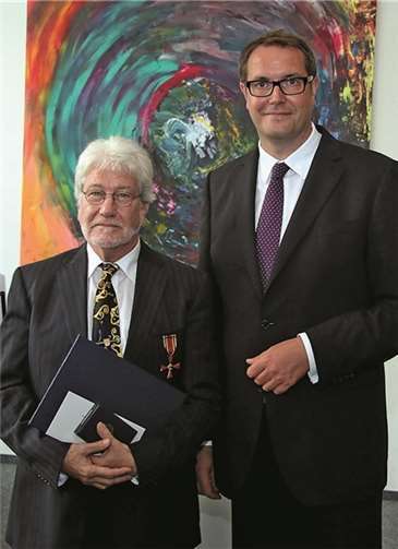 Dr. Christoph Smolenski erhielt das Bundesverdienstkreuz aus den Händen von Staatsminister Alexander Schweitzer. Copyright Foto: MRZ/Braun