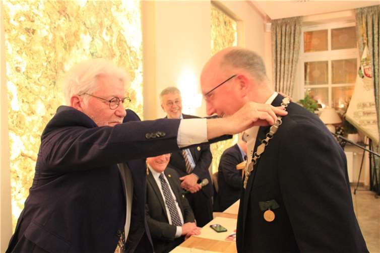 Dr. Christoph Smolenski (links) übergibt die Amtskette des Vorsitzenden des Königsgliedes an Christoph Kintzen.