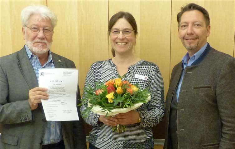Dr. Christoph Smolenski und Wolfgang Fobes-Theisen gratulieren Anne Pesch im Namen der Klinikleitung zur bestandenen Prüfung. Privat