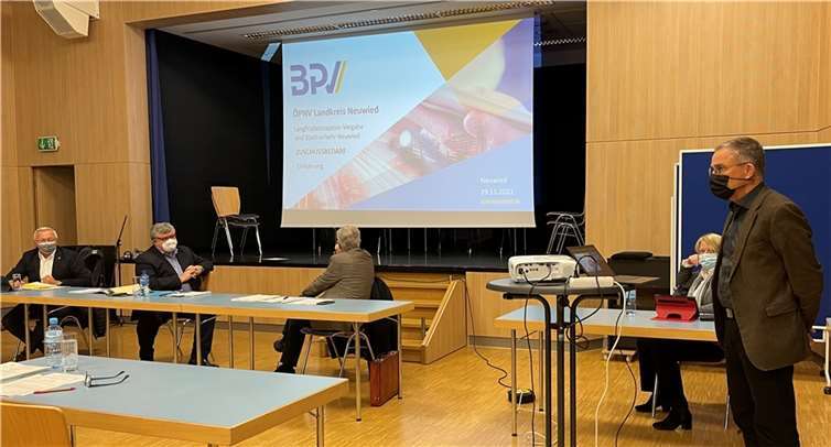 Dr. Christoph Zimmer vom Planungsbüro BPV-Consultin Koblenz (rechts) hielt im Kreis-Ausschuss einen Fachvortrag undskizzierte mögliche Szenarien für einen künftigen ÖPNV im Kreis Neuwied.