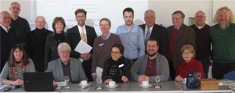 Dr. Christoph von Smolenski (sitzend, 2. v. l.) und die übrigen Mitglieder der Klinikleitung gaben den Kreistagsabgeordneten einen Überblick über die Aufgaben und die Arbeit der Klinik.  privat