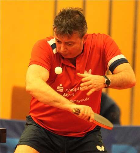 Dr. Claus Court beim Aufschlag.privat