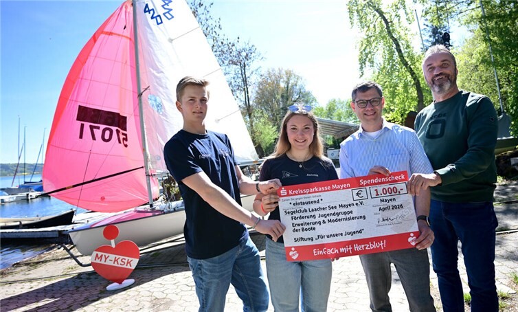 Dr. Claus Wimmer (rechts) und Antonia Hammes (2.v.l.) sowie Fabian Bischoff (links) als Vertreter der Jugendgruppe des Segelclubs Laacher See Mayen e.V. bedankten sich im Namen aller Nachwichssegler des Vereins für das Engagement der KSK Mayen. KSK-Filialleiter Ferdinand Duschner (2.v.r.) ließ es sich nicht nehmen, den Vereinsvertretern persönlich zum neuen 2-Personenboot zu gratulieren und überreichte symbolisch den großen Scheck.