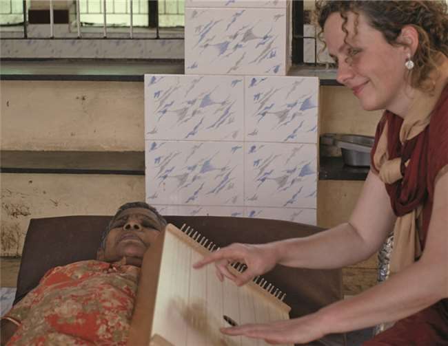 Dr. Cordzula Dietrich bei der Anwendung des Instruments bei einer kranken Inderin. privat